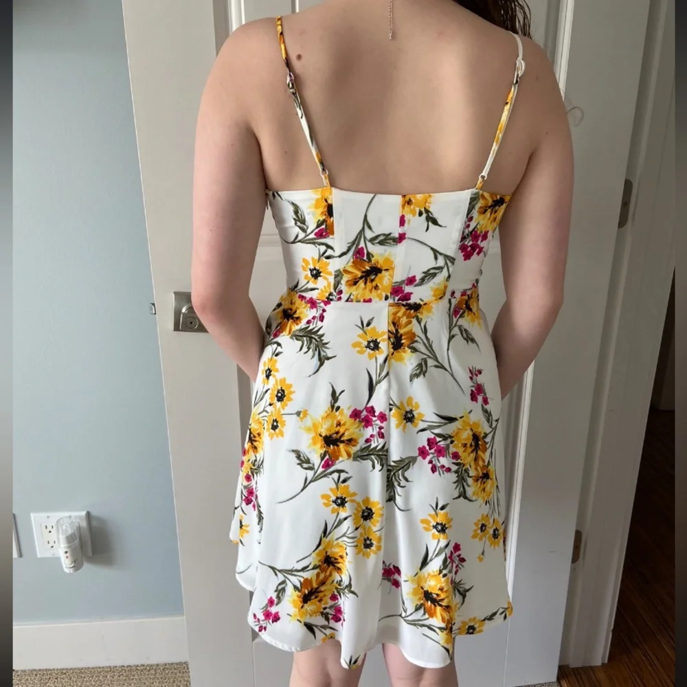 Spring dress - Picture 2 of 3